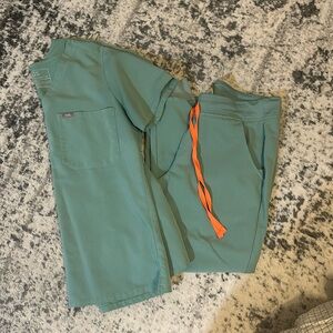 FIGS Scrub Set
Zamora joggers and one pocket top